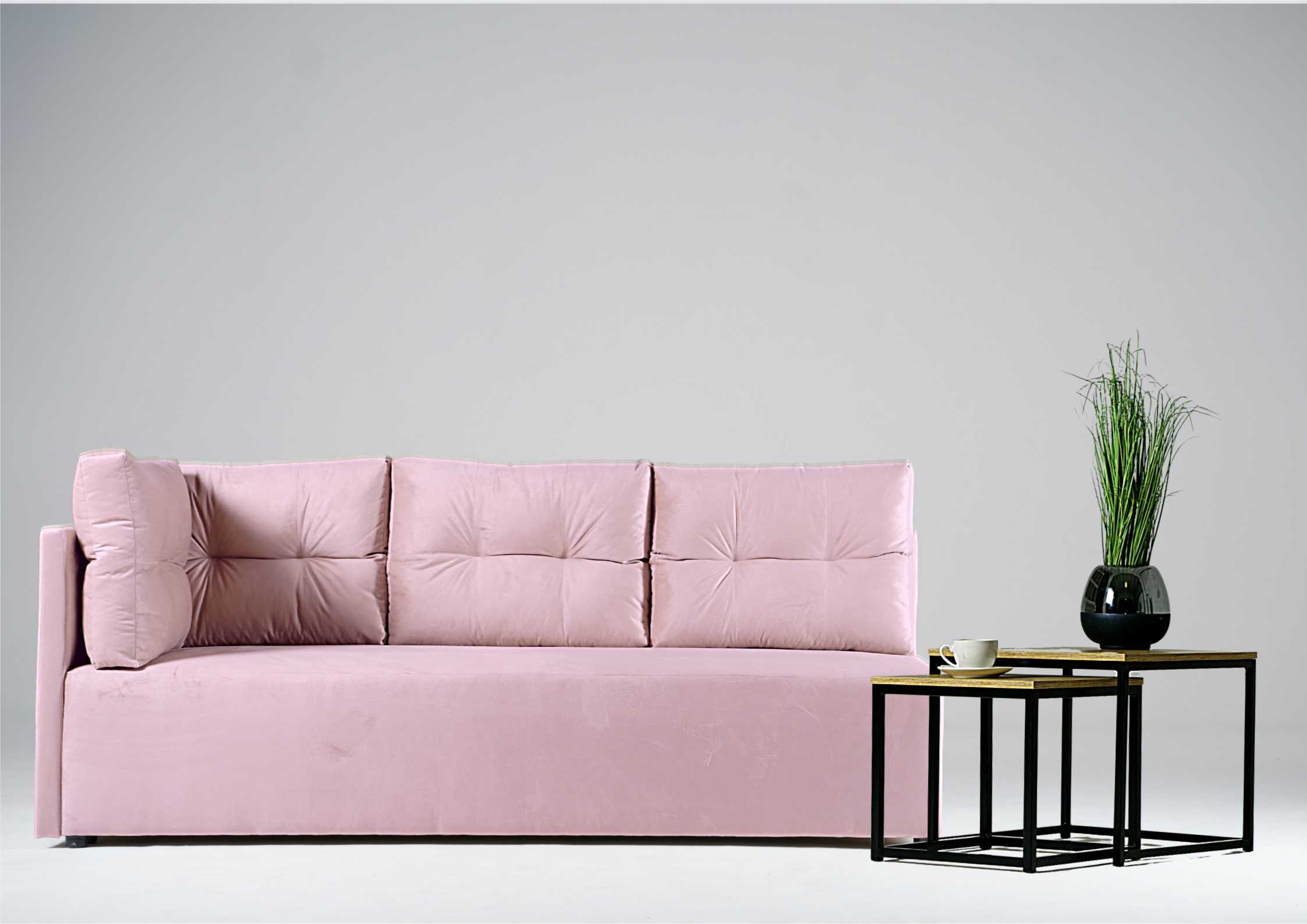 Różowa sofa do salonu